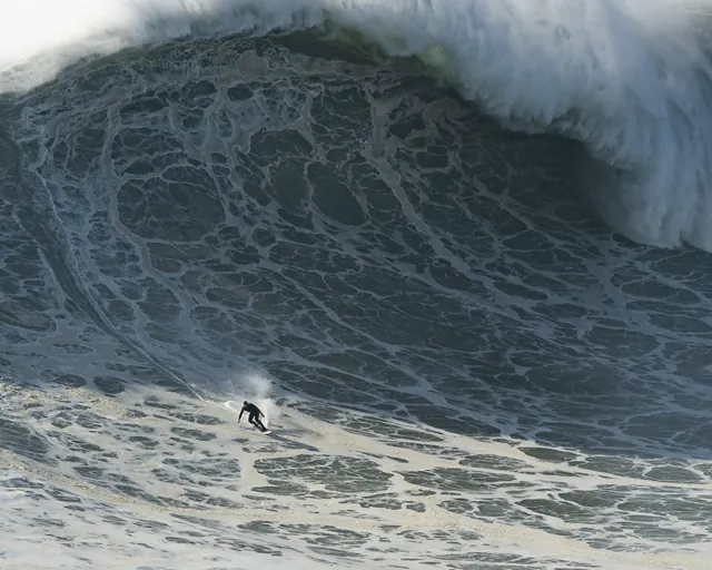 Surfer auf einer riesigen Welle in Nazaré, Portugal